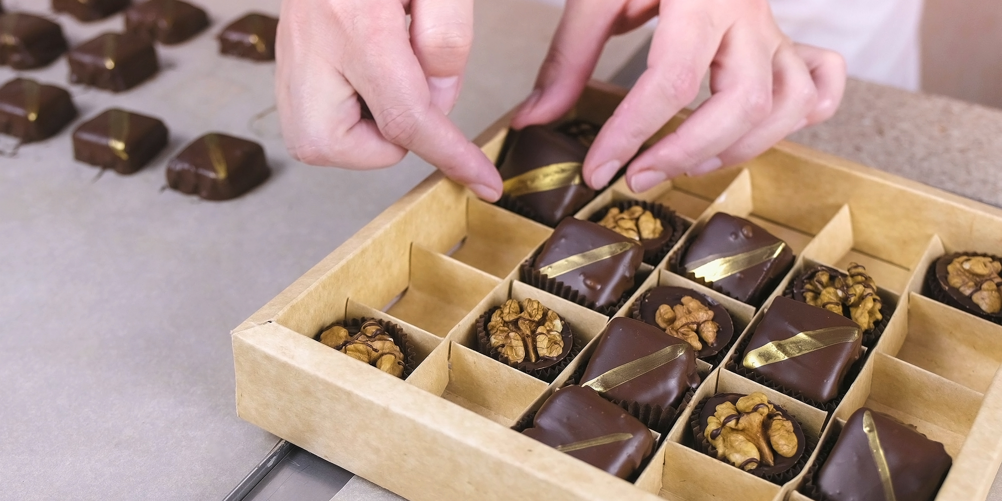 Handgemachte Pralinen werden in eine Box gelegt