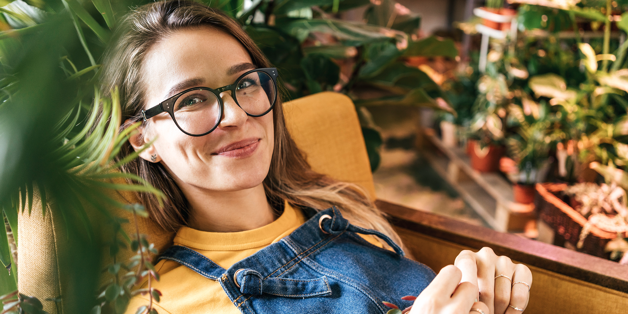 Junge Frau lächelt in die Kamera